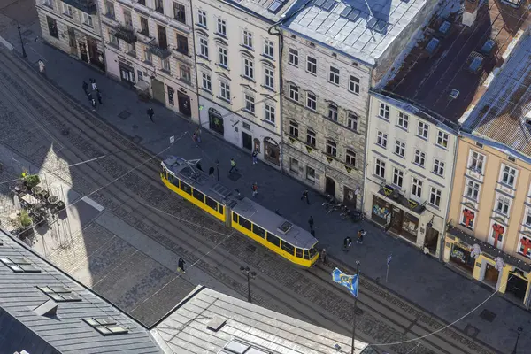 Lviv 'in ana meydanına yukarıdan bak. Tramvay eski şehirden geçiyor. Avrupa şehrinin büyülü atmosferi.