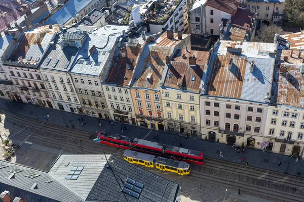 Lviv 'in ana meydanına yukarıdan bak. Tramvay eski şehirden geçiyor. Avrupa şehrinin büyülü atmosferi.