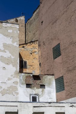 Farklı stillerin farklı uzantılarına ve farklı pencerelere sahip bir bina