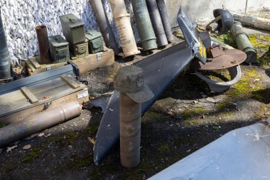 2025.04.13, Lviv, Ukrayna: Sergide, çağdaş savaşlardaki rollerini vurgulayan füzeler ve insansız hava araçları da dahil olmak üzere çeşitli askeri eserler sergileniyor. Açık ve bilgilendirici bir ortamda gösterilen bu ögeler de 'nin ayıltıcı bir hatırlatıcısı olarak hizmet vermektedir