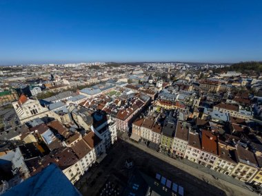 Ukrayna 'nın Lviv kentindeki eski şehrin çatıları. Avrupa şehrinin büyülü atmosferi. Şehir merkezi, belediye binası ve ana meydan..