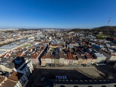 Ukrayna 'nın Lviv kentindeki eski şehrin çatıları. Avrupa şehrinin büyülü atmosferi. Şehir merkezi, belediye binası ve ana meydan..
