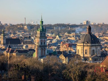 Gündüz vakti Ukrayna 'nın Lviv kentindeki eski kasaba manzarası. Avrupa şehrinin büyülü atmosferi. Şehir merkezi, belediye binası ve ana meydan..
