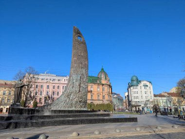 Lviv 'in merkezindeki Svobody Caddesi' nde bulunan ünlü Ukraynalı şair ve sanatçı Taras Shevchenko anısına dikildi.