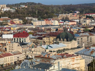 Gündüz vakti Ukrayna 'nın Lviv kentindeki eski kasaba manzarası. Avrupa şehrinin büyülü atmosferi. Şehir merkezi, belediye binası ve ana meydan..