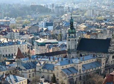 Gündüz vakti Ukrayna 'nın Lviv kentindeki eski kasaba manzarası. Avrupa şehrinin büyülü atmosferi. Şehir merkezi, belediye binası ve ana meydan..