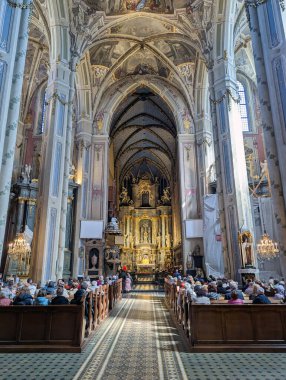 Lviv 'deki Kutsal Bakire Meryem' in Varsayımı Katedral Bazilikası 'nın içi. Avrupa şehrinin büyülü atmosferi. Şehir merkezi, belediye binası ve ana meydan..