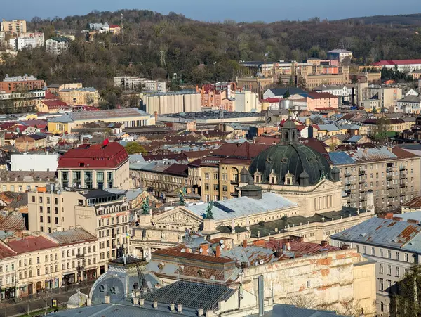 Gündüz vakti Ukrayna 'nın Lviv kentindeki eski kasaba manzarası. Avrupa şehrinin büyülü atmosferi. Şehir merkezi, belediye binası ve ana meydan..