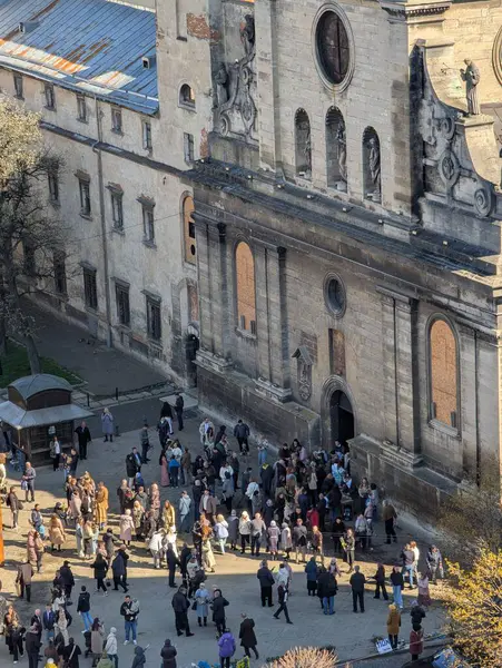 2025.04.13, Lviv, Ukrayna: Cemaat cemaatinden bir kalabalık, Pazar günü Lviv 'de bir kilisenin önünde toplandı.