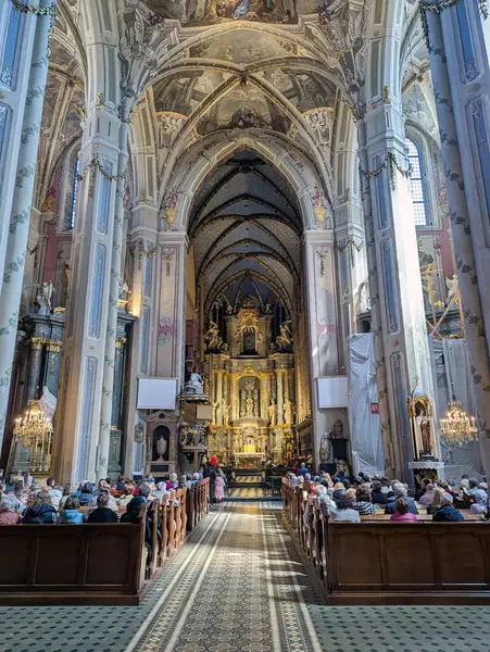 Lviv 'deki Kutsal Bakire Meryem' in Varsayımı Katedral Bazilikası 'nın içi. Avrupa şehrinin büyülü atmosferi. Şehir merkezi, belediye binası ve ana meydan..