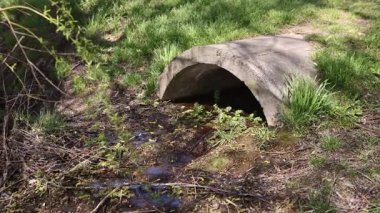 Molozların beton borusu. Suyun doğaya aktığı yer.