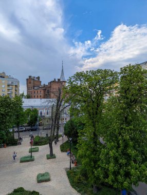 Kyiv 'in merkezindeki Zolotovorotsky Meydanı, tarihi binalar ve canlı şehir hayatı ile çevrili. Sahne, şehrin kültürel kalbinde eski mimari ve modern atmosferin karışımını yakalıyor..