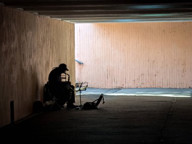 Bir sokak müzisyeni loş bir yeraltı geçidinde saksafon çalar. Müziğin yankısı tüneli dolduruyor, duygu ve ritimle dolu kasvetli ve atmosferik bir şehir sahnesi yaratıyor..