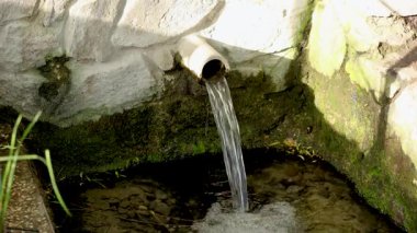 Borudan su dökülüyor.