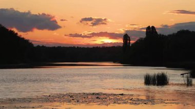 Nehrin üzerinde güzel bir gün batımı