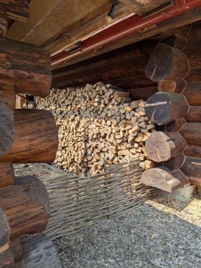 Farklı boyutlardaki kütüklerin kesit arkaplanı. Ağaç kabuğu, çatlak ve doku ile kesilmiş kahverengi kütüklerden oluşan bir duvar. Ağaç gövdesini kes. Yakacak odun, kütük, kereste. Ahşap arkaplan deseni.