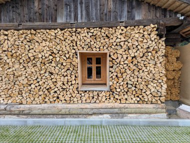 Farklı boyutlardaki kütüklerin kesit arkaplanı. Ağaç kabuğu, çatlak ve doku ile kesilmiş kahverengi kütüklerden oluşan bir duvar. Ağaç gövdesini kes. Yakacak odun, kütük, kereste. Ahşap arkaplan deseni.