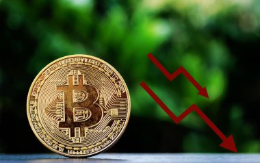 BitCoin yığını ve kırmızı oklar aşağı. Bitcoin değeri düşüyor (BTC) fiyat düşüşü kavramı .