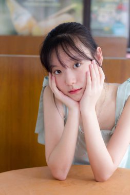 Asyalı kız yeşil elbise güzel kız gülümse ve rahatla