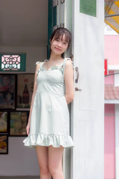 Asia Tailandesa Chica Verde Vestido Hermosa Chica Sonrisa Relajarse — Foto de Stock