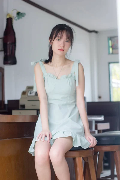 Ásia Tailandês Menina Verde Vestido Bonito Menina Sorriso Relaxar — Fotografia de Stock