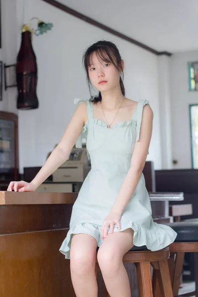 Ασία Thai Κορίτσι Πράσινο Φόρεμα Όμορφο Κορίτσι Χαμόγελο Και Χαλαρώσετε — Φωτογραφία Αρχείου