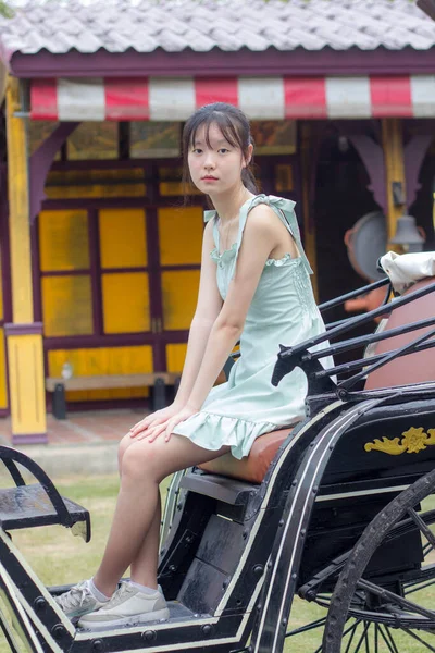 Азія Тайська Дівчина Зелена Сукня Красива Дівчина Посміхається Розслабляється — стокове фото