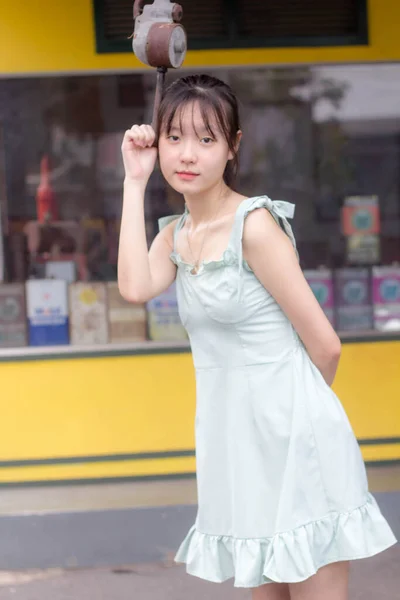 Азия Тай Девушка Зеленое Платье Красивая Девушка Улыбка Расслабиться — стоковое фото