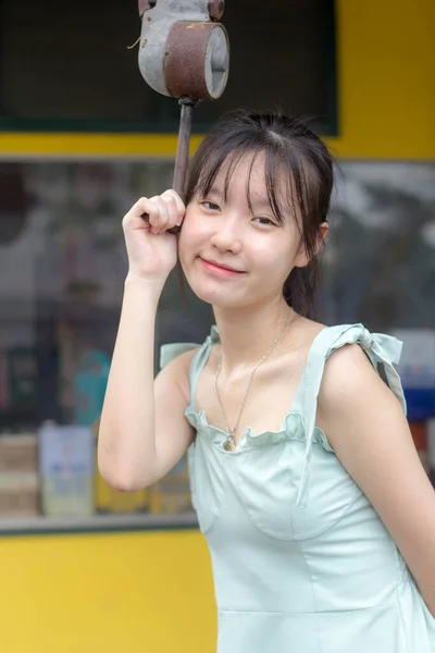 Azjatyckie Tajskie Dziewczyna Zielony Sukienka Piękny Dziewczyna Uśmiech Relaks — Zdjęcie stockowe