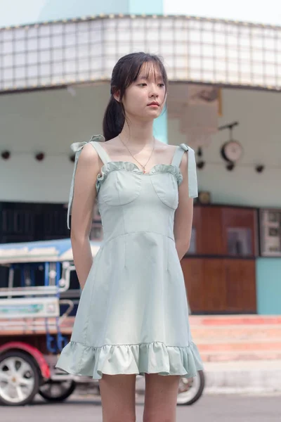Азія Тайська Дівчина Зелена Сукня Красива Дівчина Посміхається Розслабляється — стокове фото