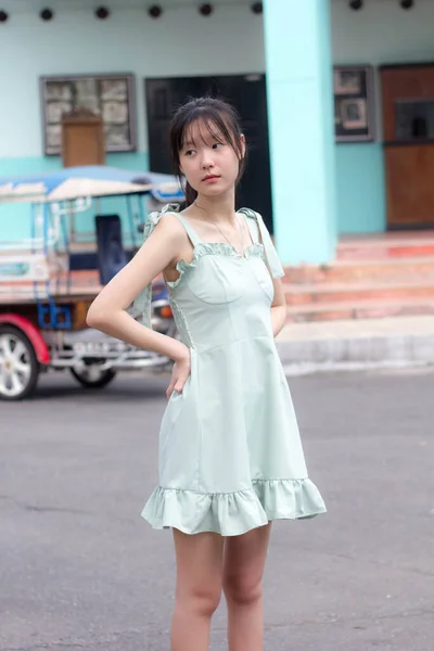 Ásia Tailandês Menina Verde Vestido Bonito Menina Sorriso Relaxar — Fotografia de Stock