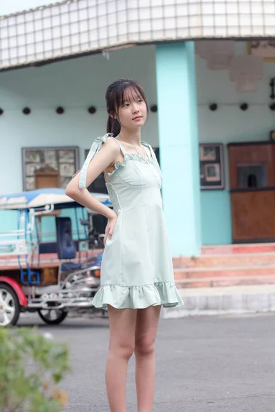 Asyalı Kız Yeşil Elbise Güzel Kız Gülümse Rahatla — Stok fotoğraf
