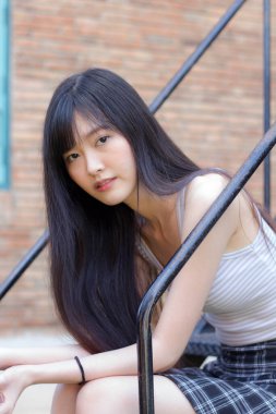 Japon yetişkin portresi güzel kız beyaz gömlek ekose etek rahatlama zamanı