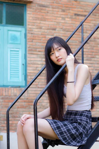 Retrato Japón Adulto Hermosa Niña Camisa Blanca Falda Cuadros Relajarse —  Fotos de Stock