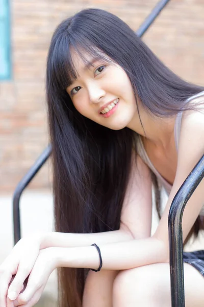 Portret Japonia Adult Frumos Fată Cămașă Albă Carouri Fusta Relaxa — Fotografie, imagine de stoc