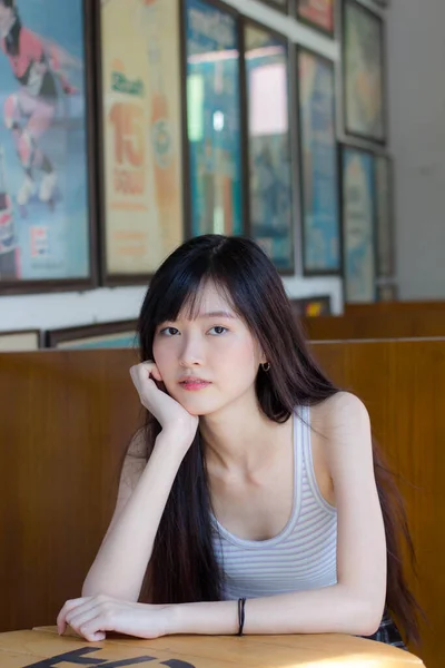 Портрет Японской Взрослой Красивой Девушки Белой Рубашки Клетчатой Юбки Расслабиться — стоковое фото