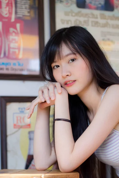 Portret Japonia Adult Frumos Fată Cămașă Albă Carouri Fusta Relaxa — Fotografie, imagine de stoc