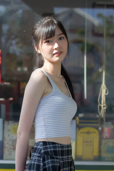 Πορτρέτο Της Ιαπωνίας Ενηλίκων Όμορφο Κορίτσι Λευκό Πουκάμισο Καρό Φούστα — Φωτογραφία Αρχείου