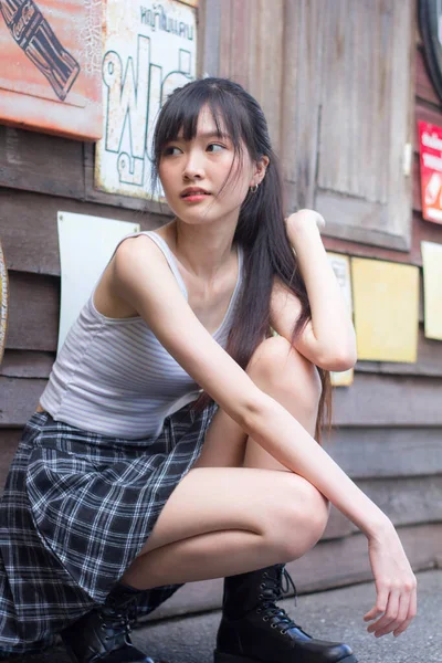Ritratto Giappone Adulto Bella Ragazza Bianco Camicia Plaid Gonna Relax — Foto Stock