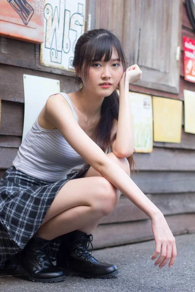 Retrato Japón Adulto Hermosa Niña Camisa Blanca Falda Cuadros Relajarse Imagen De Stock