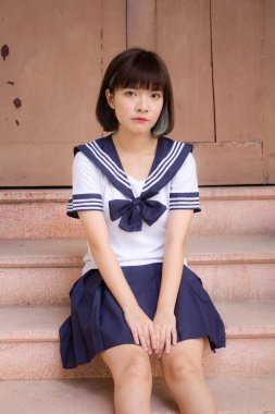 Japon genç güzel kız öğrenci gülümsemesi içinde ve rahatla.