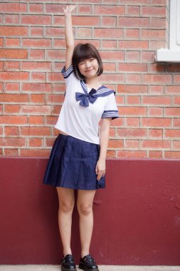 Japon genç güzel kız öğrenci gülümsemesi içinde ve rahatla.