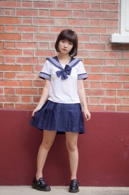 Japon genç güzel kız öğrenci gülümsemesi içinde ve rahatla.