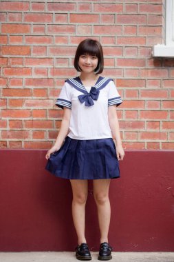 Japon genç güzel kız öğrenci gülümsemesi içinde ve rahatla.