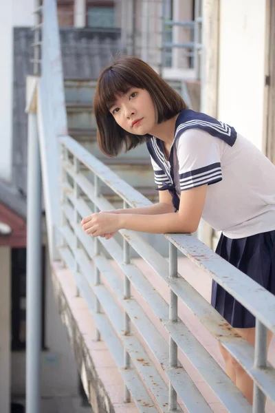 日本十多岁的漂亮女孩在学生们的微笑和放松 — 图库照片