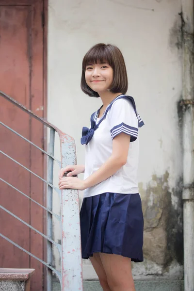 日本十多岁的漂亮女孩在学生们的微笑和放松 图库照片