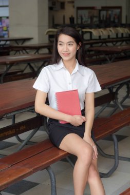 Yetişkin öğrenci üniforması güzel kız gülümse ve rahatla.