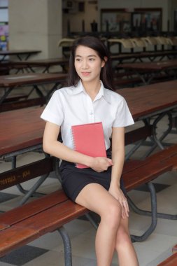 Yetişkin öğrenci üniforması güzel kız gülümse ve rahatla.