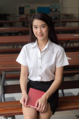 Yetişkin öğrenci üniforması güzel kız gülümse ve rahatla.