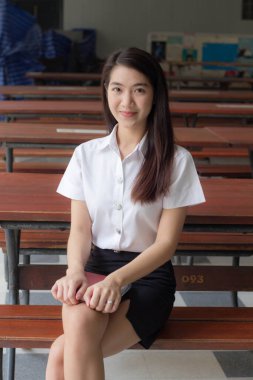 Yetişkin öğrenci üniforması güzel kız gülümse ve rahatla.